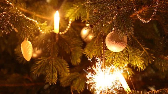 Wunderkerze brennt am Weihnachtsbaum