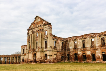 Fototapeta premium Ruins of an ancient palace in Ruzhany. The historical heritage of Belarus.