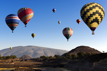 Fototapeta na wymiar Balloons above Teotihuacan with the Pyramids of the Sun and Moon - Teotihuacan, Mexico