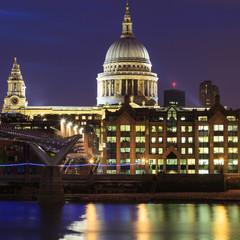 Fototapeta premium Millennium Bridge leading to Saint Paul's Cathedral during sunset
