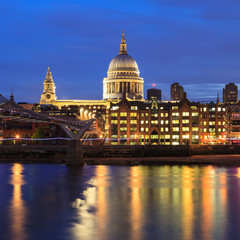 Fototapeta premium Millennium Bridge leading to Saint Paul's Cathedral during sunset
