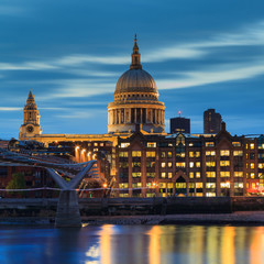 Fototapeta premium Millennium Bridge leading to Saint Paul's Cathedral during sunset