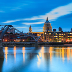 Fototapeta premium Millennium Bridge leading to Saint Paul's Cathedral during sunset