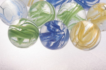 bolas de gude coloridas