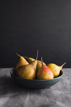 Pears in bowl