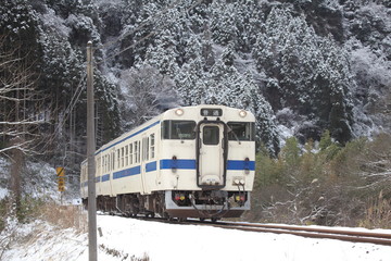 雪山を走るローカル電車