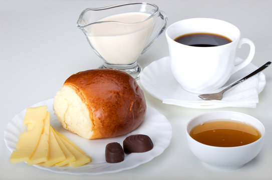 Еда для завтрака,булочка,сыр,молоко,кофе,шоколад,мёд.\Полезная еда для завтрака,сыр,мёд,шоколад,булочка,молоко,кофе.