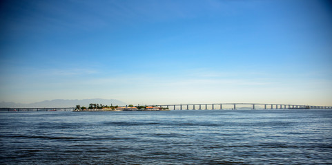 Obraz premium View of President Costa e Silva Bridge, commonly known as the Rio-Niteroi Bridge, crossing Guanabara Bay and connecting the cities of Rio de Janeiro and Niteroi, Brazil
