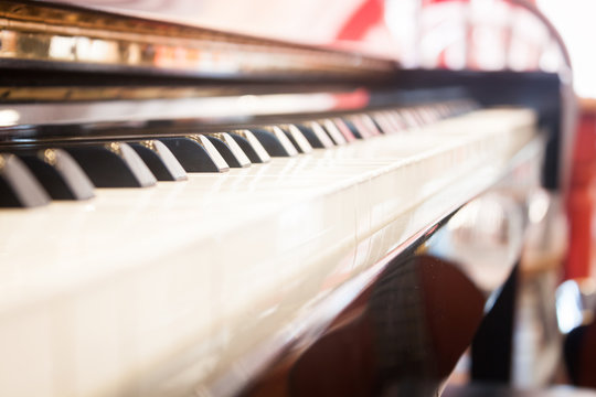 Piano keyboard with selective focus