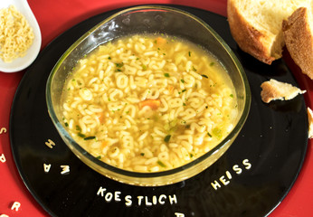 Buchstabensuppe, heiß und köstlich