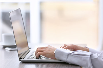 Naklejka premium Businessman using laptop, close up