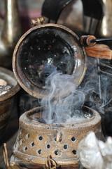 Weihrauch verbrennt im Gefäß