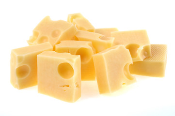 Morceaux d'emmental sur fond blanc