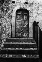Porta sbarrata di una vecchia casa a Santo Stefano di Sessanio