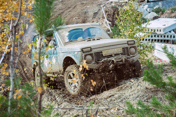 Сar in the mud © MovieHype