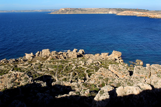 Wybrzeże Morza Śr&oacute;dziemnego w rejonie miejscowości Mellieha na Malcie