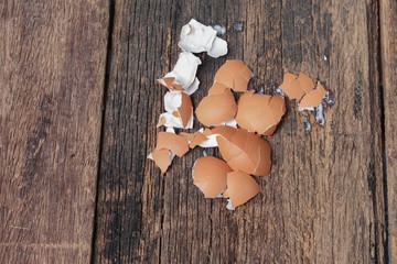 shell of the egg scattered on wooden table background