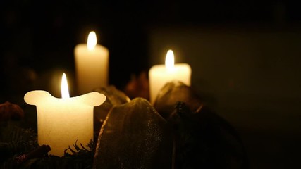 3 Adventskerzen mit Tannenzweig und Schleife - Powered by Adobe