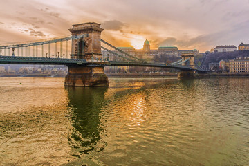Fototapeta premium Chain Bridge in Budapest, at sunset