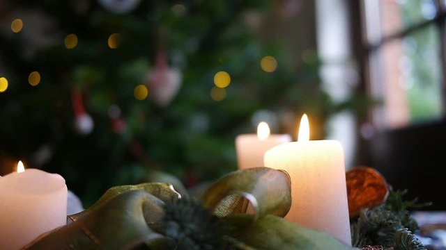 Adventskranz mit Tannengr&uuml;n und Kerzen