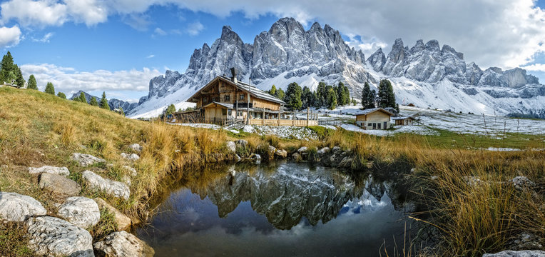 Italy, Geisler Puez Nature Park, Mountain pasture with Geisler group and Sass Rigais in background