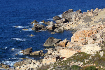 Wybrzeże Morza Śródziemnego w rejonie miejscowości Mellieha na Malcie - obrazy, fototapety, plakaty