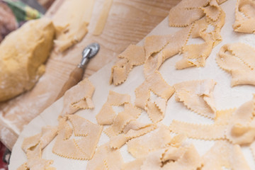 Impasto lavorato a mano e mattarello su tavola da legno 