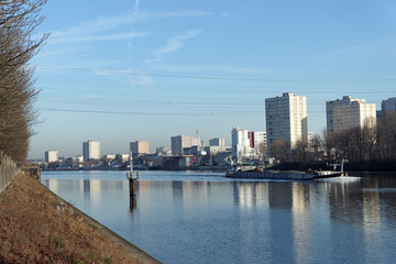 Obraz premium Péniche sur la Seine en Val de Marne