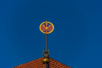 Fototapeta na wymiar Tiroler Adler Wappen vor blauem Himmel