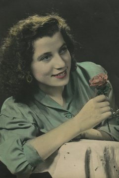 Mamma Jolanda, Foto BN pitturata a mano 1955