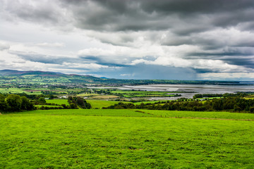 Malerische Landschaft an der Küste von Irland 
