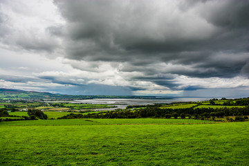Malerische Landschaft an der Küste von Irland 