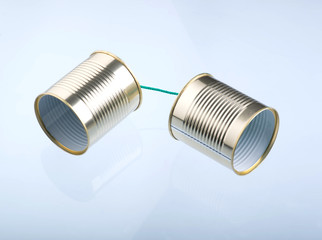 Dosentelefon als Kinderspielzeug auf neutralem Hintergrund