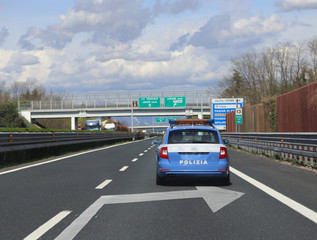 Italian police car patrolling runs fast on the freewat