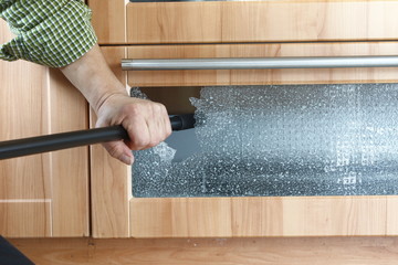 Versicherungsfall, Glasscheibe in Küchenschrank zerstört