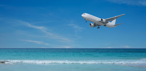 Fototapeta na wymiar Landeanflug eines Flugzeuges über den Strand auf Kuba Varadero