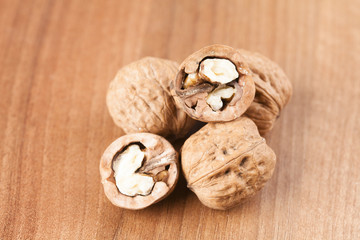 walnüsse auf einem Walnuss Hintergrund 