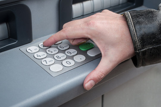 d&eacute;tail retrait distributeur automatique de billets de banque 