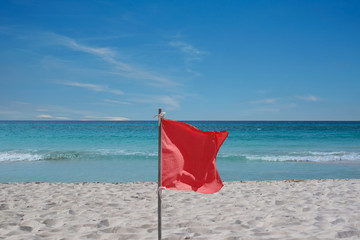 Rote Flagge zur Warnung am Strand auf Kuba Varadero