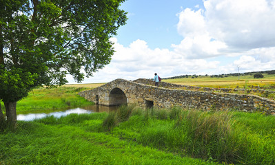 Peregrino en la Vía de la Plata, Puente de Santiago de Bencaliz, Cáceres, España
