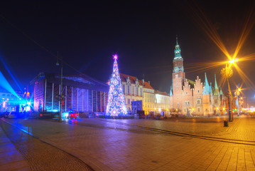 Wrocław nocą  kolorowe iluminacje i scena sylwestrowa