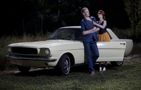 Mann und Frau in Vintage Fashion vor einem US Classic Car Oldtimer