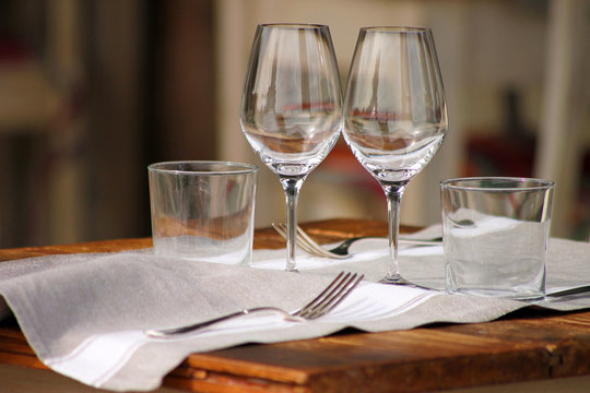 Table de restaurant gastronomique avec verres à vin, nappe et couverts
