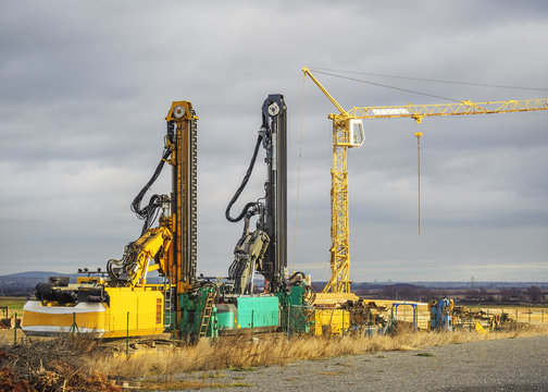Schwere Baumaschine und Kran im Lager