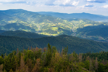 Fototapeta na wymiar Gorce, widok ze szczytu Lubania na zabudowę Ochotnicy, w oddali Gorc i Mogielnica (beskid Wyspowy)