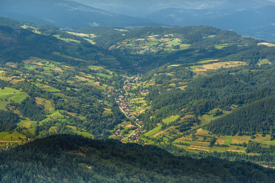 Fototapeta miasteczko w górach, Ochotnica, widok z Lubania