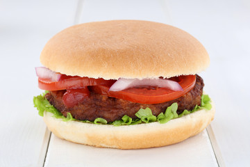 Hamburger Tomaten Salat Holzbrett