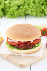 Hamburger frisch Fleisch Tomaten Salat