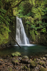 Fototapeta na wymiar Wasserfall Azoren Sao Miguel