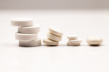 Composition with white and grey pills